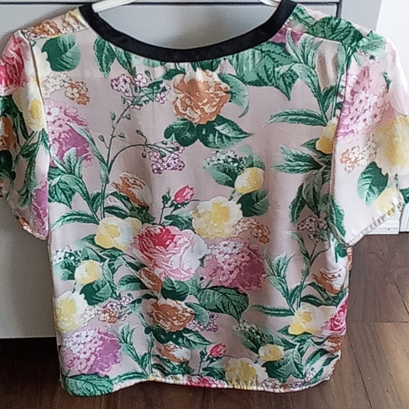 H & M Floral Top - Picture 4 of 4